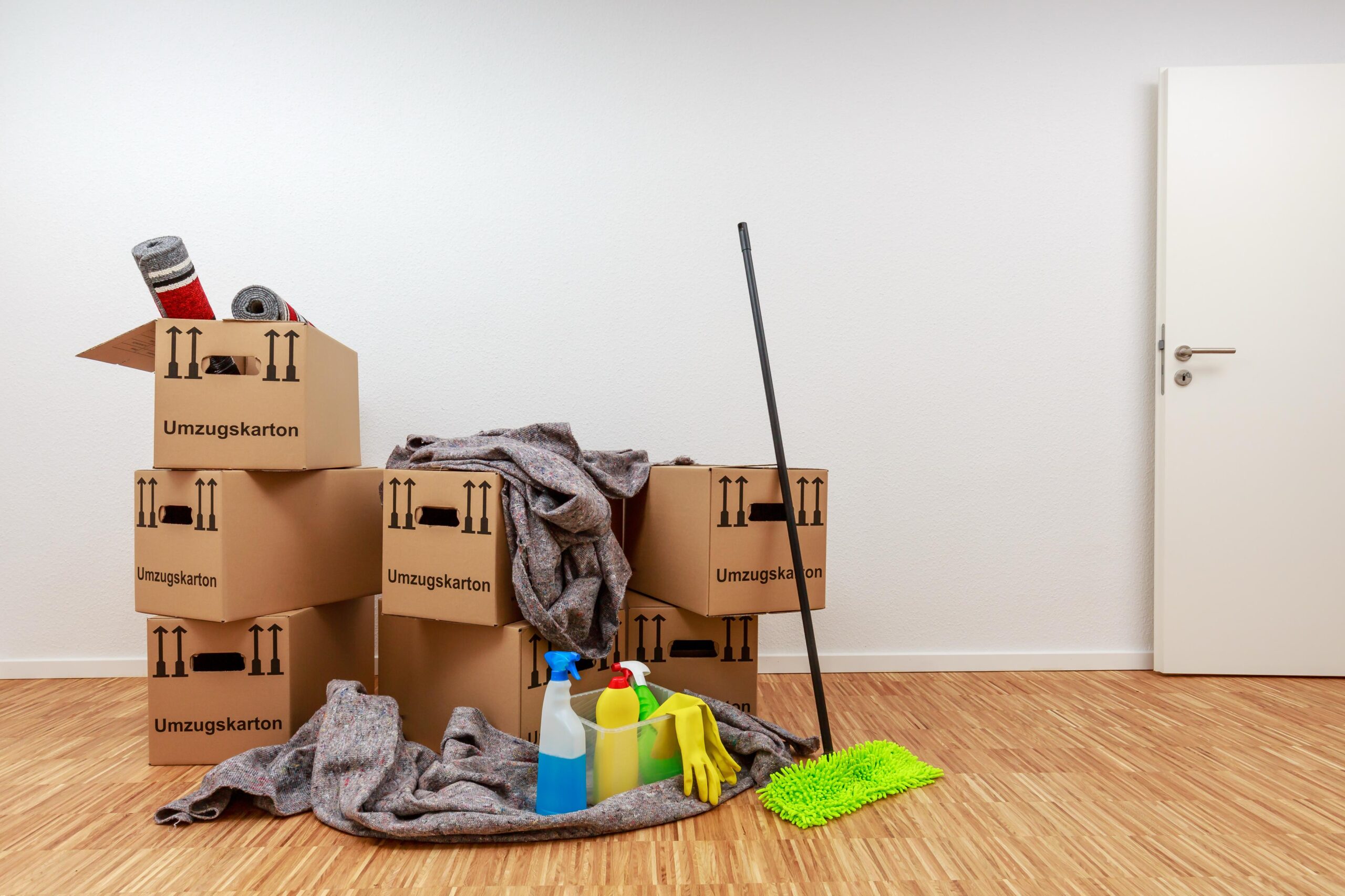 Kartonstapel, Reinigungsmittel und Arbeitsmaterial bei einer Firmenauflösung in Recklinghausen nach Geschäftsaufgabe.